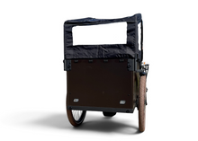 Afbeelding in Gallery-weergave laden, Achterzijde van de zwarte Vogue Caddy elektrische bakfiets van BakFietsenWinkel met een zwarte huif.

