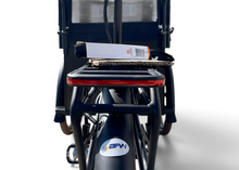 Afbeelding in Gallery-weergave laden, Achterkant van de zwarte Vogue Caddy elektrische bakfiets van BakFietsenWinkel met bagagedrager en BFW-sticker.
